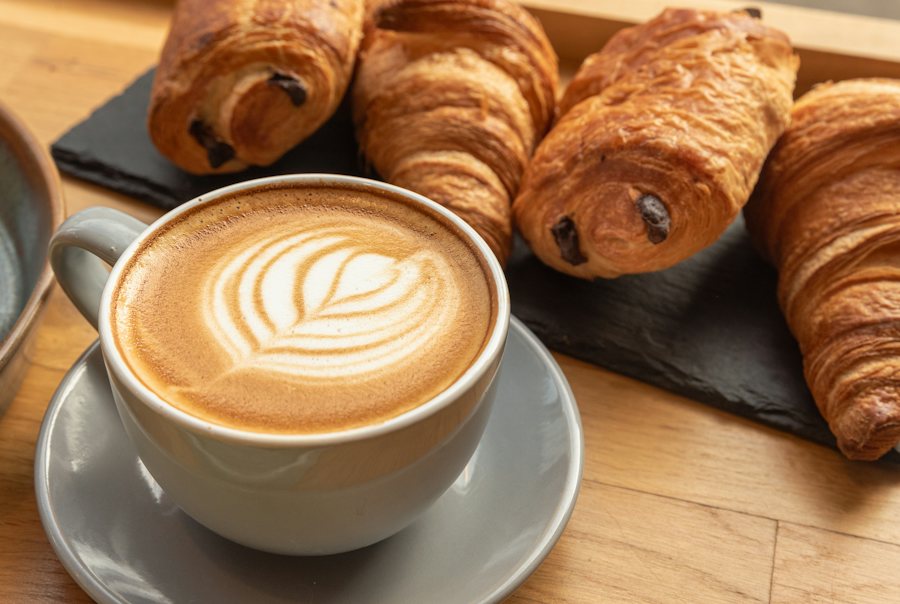 Café con leche y cruasanes