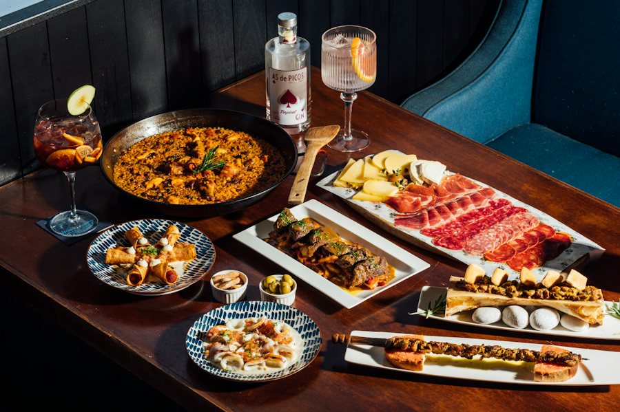 Mesa con varias tapas para compartir