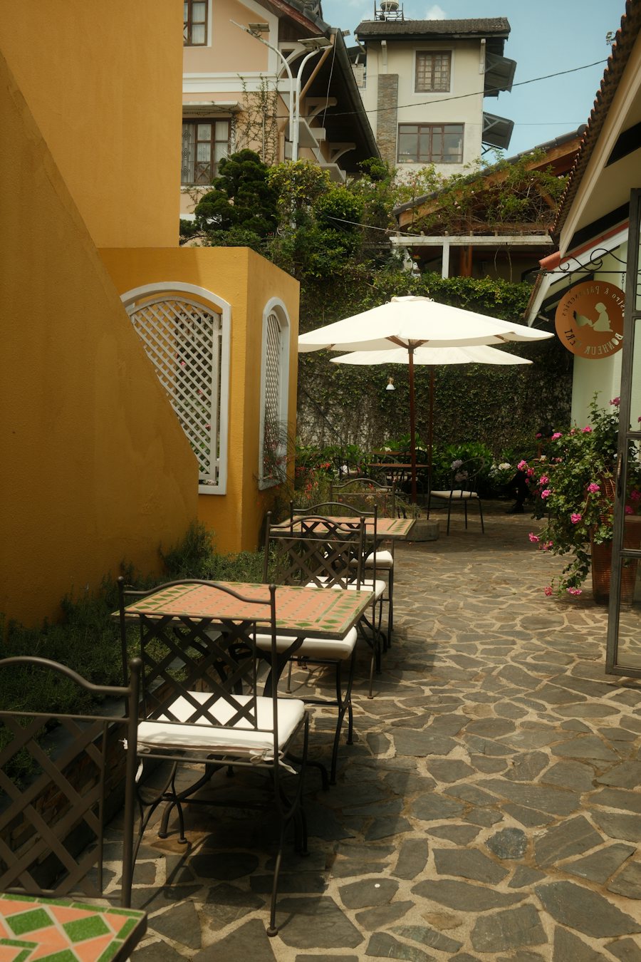 Terraza con mesas bajo los árboles