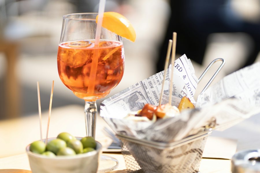 Vermut con hielo y naranja