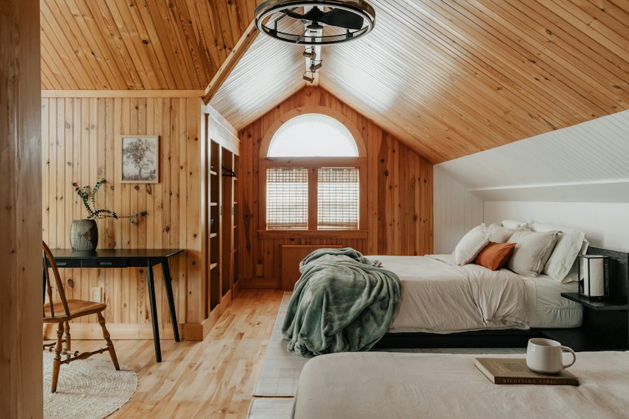 Habitación abuhardillada con techo de madera
