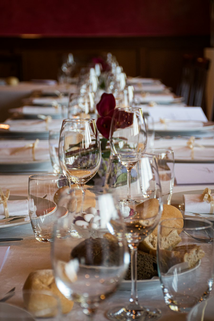 Mesa preparada con copas y flores