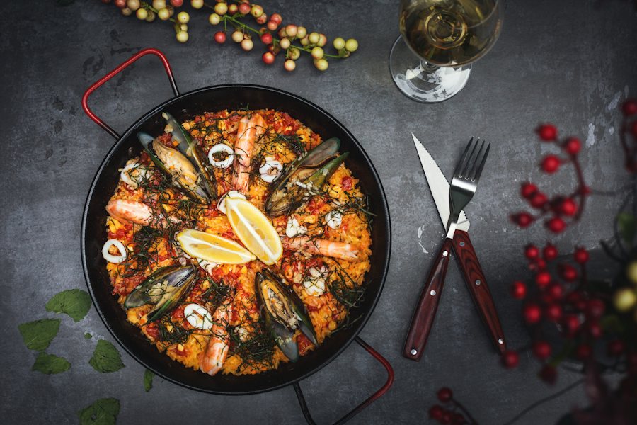 Paella de marisco recién hecha